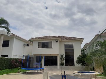 VENTA DE AMPLIA CASA EN URBANIZACION VISTA AL PARQUE VIA A SAMBORONDON