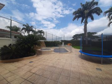 VENTA DE AMPLIA CASA EN URBANIZACION VISTA AL PARQUE VIA A SAMBORONDON