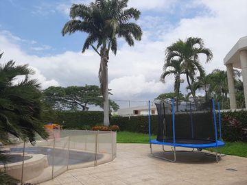 VENTA DE AMPLIA CASA EN URBANIZACION VISTA AL PARQUE VIA A SAMBORONDON