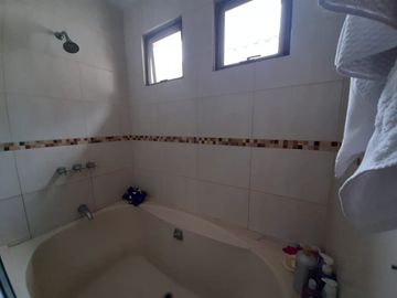 VENTA DE AMPLIA CASA EN URBANIZACION VISTA AL PARQUE VIA A SAMBORONDON