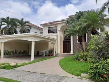 VENTA DE AMPLIA CASA EN URBANIZACION VISTA AL PARQUE VIA A SAMBORONDON