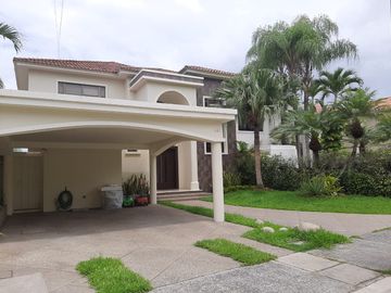 VENTA DE AMPLIA CASA EN URBANIZACION VISTA AL PARQUE VIA A SAMBORONDON