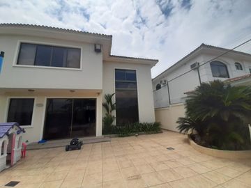 VENTA DE AMPLIA CASA EN URBANIZACION VISTA AL PARQUE VIA A SAMBORONDON