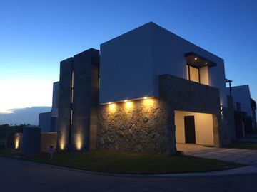 Casa en VENTA con ALBERCA Esquina FRACC PUNTA TIBURON