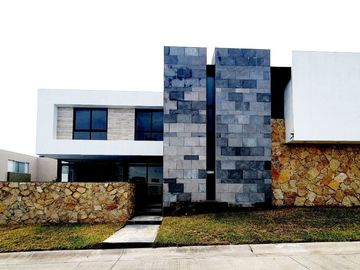 Casa en VENTA con ALBERCA Esquina FRACC PUNTA TIBURON