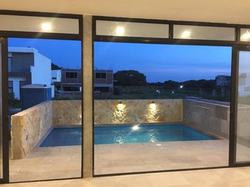 Casa en VENTA con ALBERCA Esquina FRACC PUNTA TIBURON