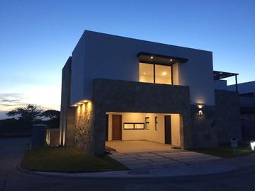 Casa en VENTA con ALBERCA Esquina FRACC PUNTA TIBURON