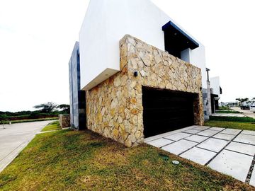 Casa en VENTA con ALBERCA Esquina FRACC PUNTA TIBURON