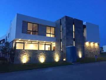 Casa en VENTA con ALBERCA Esquina FRACC PUNTA TIBURON