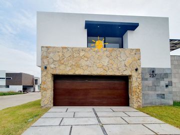 Casa en VENTA con ALBERCA Esquina FRACC PUNTA TIBURON