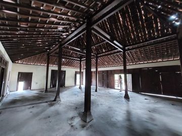 Tanah Bonus Rumah Limasan Klasik Jati Lawas Di Bimomartani