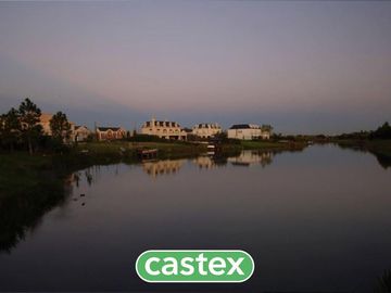 Lote al lago central de Nordelta en Barrio Los Puentes con financiación.