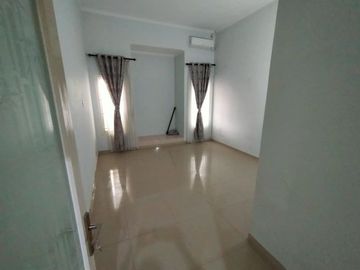 Rumah 2 Lantai Siap Huni Karang Empat Surabaya