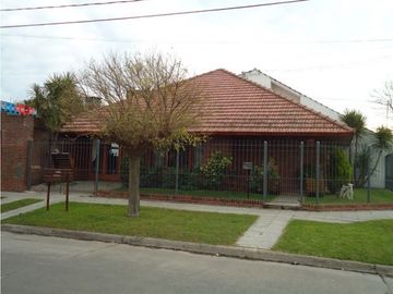 Chalet 3 ambientes en venta zona, Villa Primera