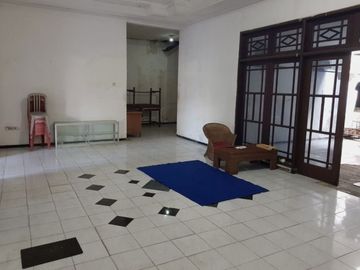 Rumah jalan Cipunegara dekat Raya Darmo ,Dekat RKZ ,Dekat KBS