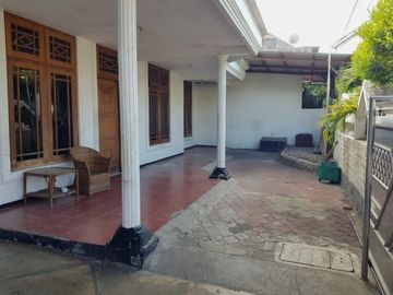Rumah jalan Cipunegara dekat Raya Darmo ,Dekat RKZ ,Dekat KBS