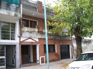 CASA 7 AMB. C/ GARAGE Y PISCINA - EXCELENTE