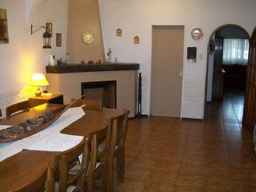 CASA 7 AMB. C/ GARAGE Y PISCINA - EXCELENTE
