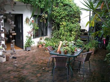 CASA 7 AMB. C/ GARAGE Y PISCINA - EXCELENTE
