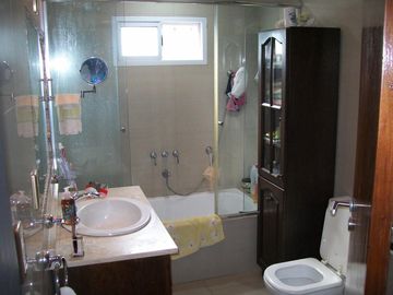 CASA 7 AMB. C/ GARAGE Y PISCINA - EXCELENTE