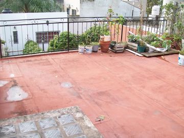 CASA 7 AMB. C/ GARAGE Y PISCINA - EXCELENTE