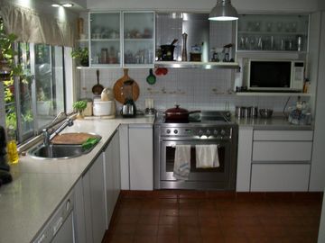 CASA 7 AMB. C/ GARAGE Y PISCINA - EXCELENTE