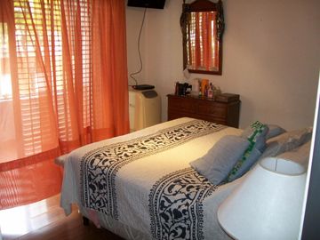 CASA 7 AMB. C/ GARAGE Y PISCINA - EXCELENTE