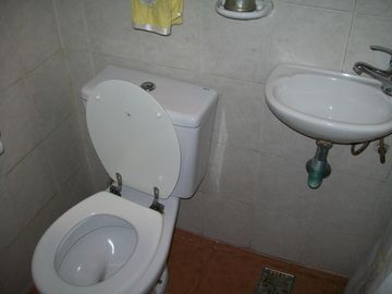 CASA 7 AMB. C/ GARAGE Y PISCINA - EXCELENTE
