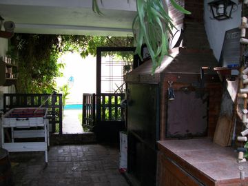 CASA 7 AMB. C/ GARAGE Y PISCINA - EXCELENTE