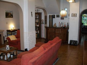 CASA 7 AMB. C/ GARAGE Y PISCINA - EXCELENTE