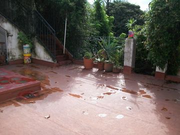 CASA 7 AMB. C/ GARAGE Y PISCINA - EXCELENTE