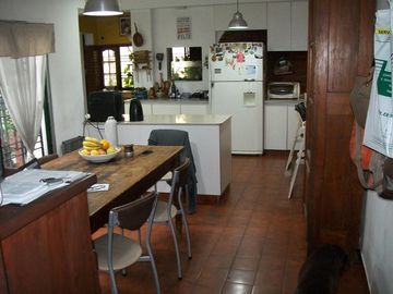 CASA 7 AMB. C/ GARAGE Y PISCINA - EXCELENTE