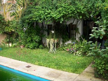 CASA 7 AMB. C/ GARAGE Y PISCINA - EXCELENTE