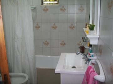 CASA 7 AMB. C/ GARAGE Y PISCINA - EXCELENTE