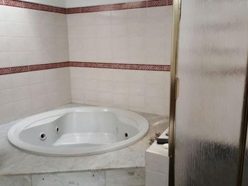 CASA DE 5/6 AMBIENTES CON QUINCHO Y JARDIN , 430 M2