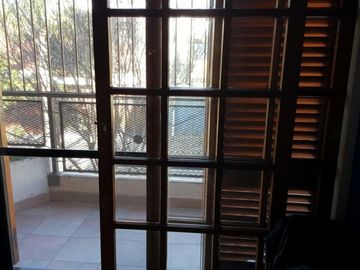 CASA DE 5/6 AMBIENTES CON QUINCHO Y JARDIN , 430 M2