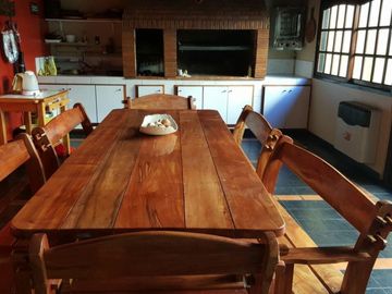 CASA DE 5/6 AMBIENTES CON QUINCHO Y JARDIN , 430 M2