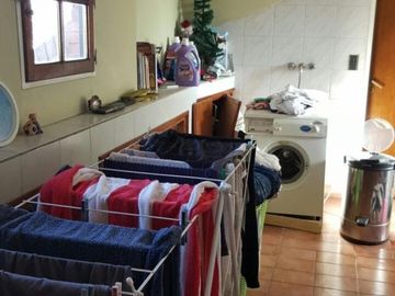 CASA DE 5/6 AMBIENTES CON QUINCHO Y JARDIN , 430 M2