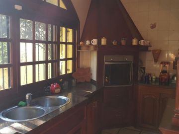 CASA DE 5/6 AMBIENTES CON QUINCHO Y JARDIN , 430 M2