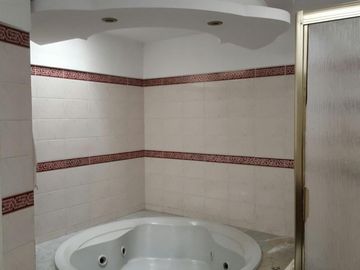 CASA DE 5/6 AMBIENTES CON QUINCHO Y JARDIN , 430 M2