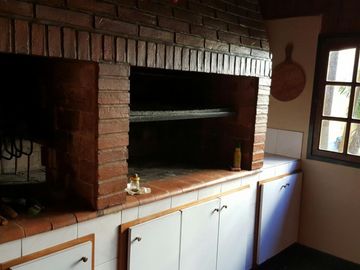 CASA DE 5/6 AMBIENTES CON QUINCHO Y JARDIN , 430 M2