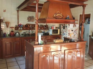 CASA DE 5/6 AMBIENTES CON QUINCHO Y JARDIN , 430 M2