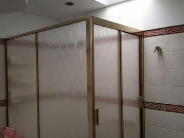 CASA DE 5/6 AMBIENTES CON QUINCHO Y JARDIN , 430 M2
