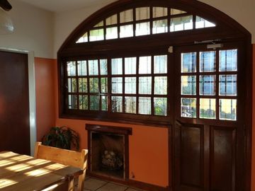 CASA DE 5/6 AMBIENTES CON QUINCHO Y JARDIN , 430 M2
