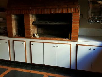 CASA DE 5/6 AMBIENTES CON QUINCHO Y JARDIN , 430 M2