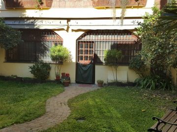 CASA DE 5/6 AMBIENTES CON QUINCHO Y JARDIN , 430 M2