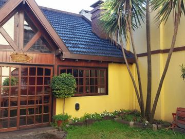 CASA DE 5/6 AMBIENTES CON QUINCHO Y JARDIN , 430 M2