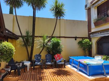 CASA DE 5/6 AMBIENTES CON QUINCHO Y JARDIN , 430 M2