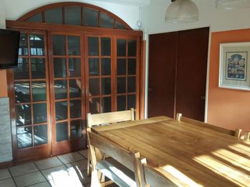 CASA DE 5/6 AMBIENTES CON QUINCHO Y JARDIN , 430 M2
