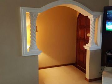 CASA DE 5/6 AMBIENTES CON QUINCHO Y JARDIN , 430 M2